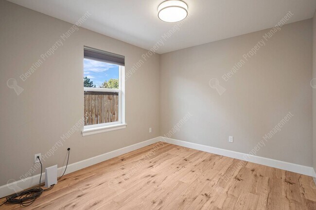 Building Photo - 3BR - 2BA Modern Living in a Quiet Cul-de-Sac