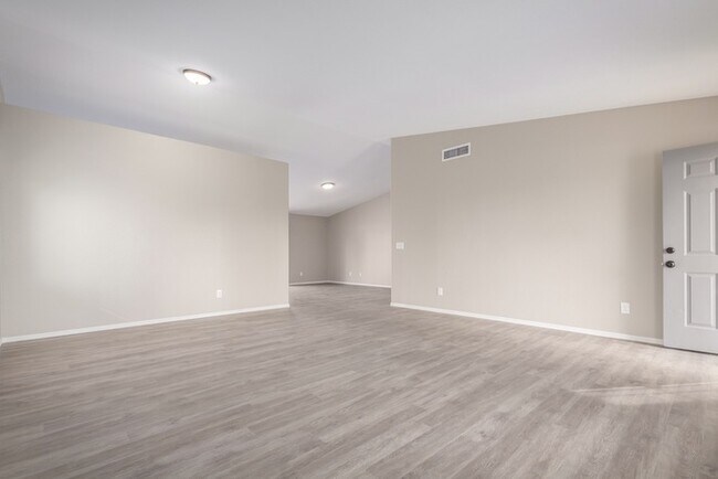 Building Photo - $500 Move-In Credit (ends 9/30) | Newly Remodeled 3BR w/ Pool