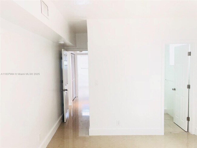 Building Photo - 8227 Crespi Blvd