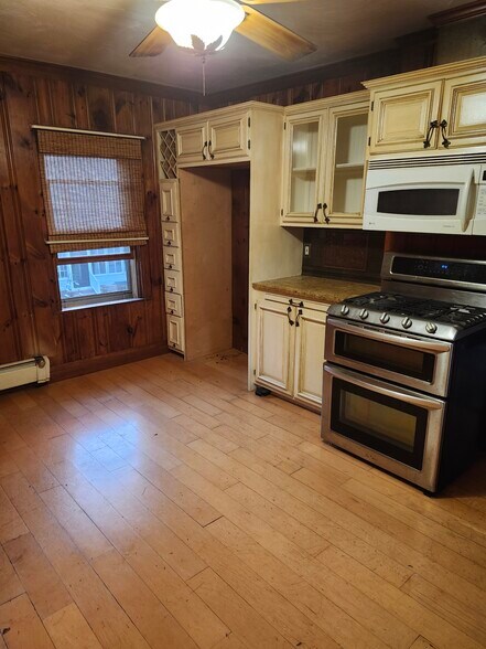 kitchen - 323 Village St