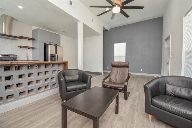 Building Photo - 5018 Avenue M 1/2