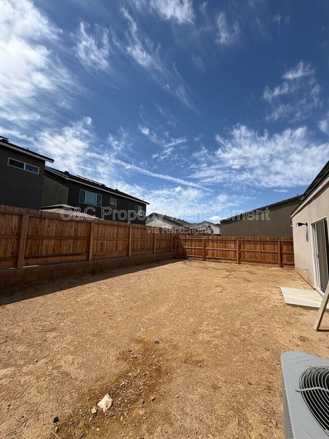 Building Photo - 1024 Deerhorn Dr W