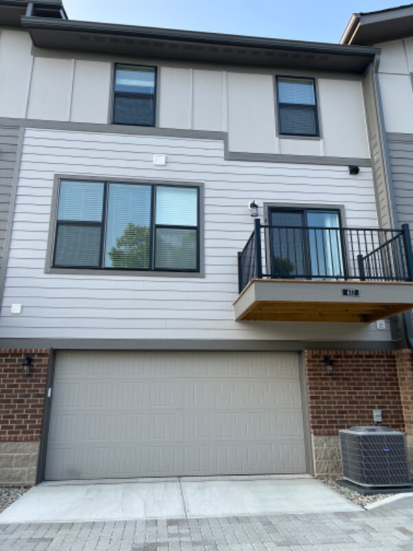 Building Photo - 677 Golborne St