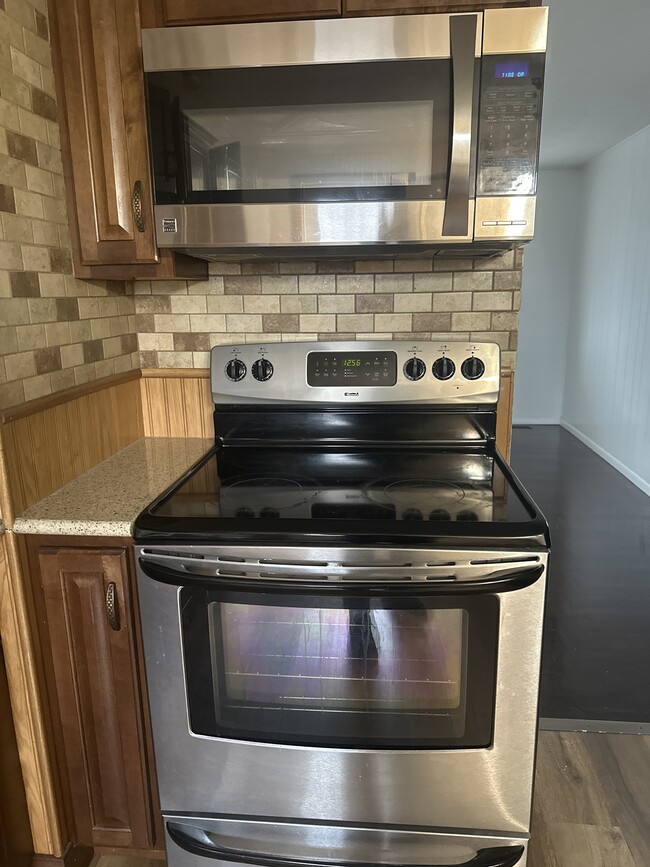 Electric stove - 3880 Lynward Rd