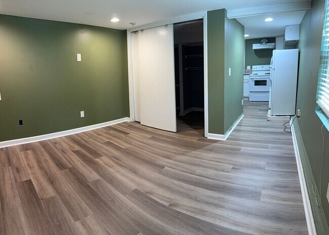 Building Photo - 5 Bedroom/4 Bath Home for lease on 1.5 Acr...