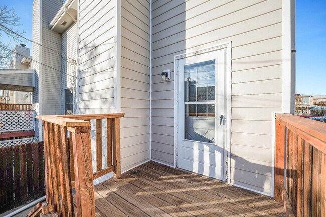 Building Photo - Newly Updates 4-Bedroom, 4-Bathroom Townhouse Available Immediately