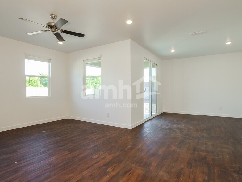 Building Photo - 8220 S 21st Ln