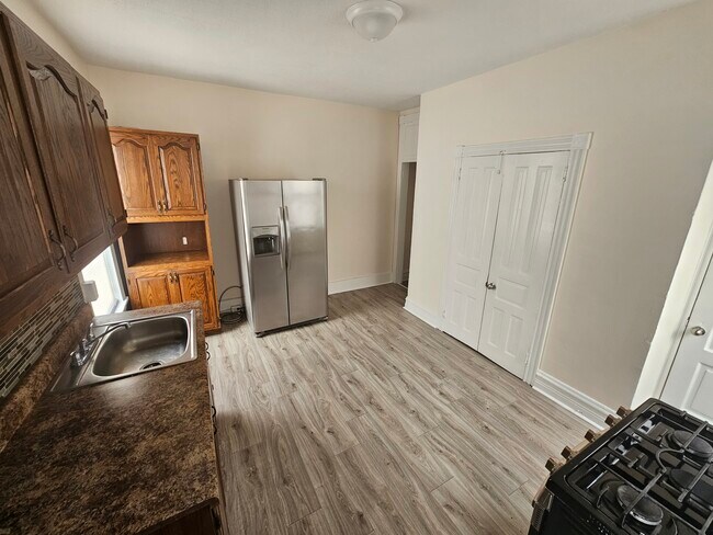 Building Photo - 132 W Douglass St