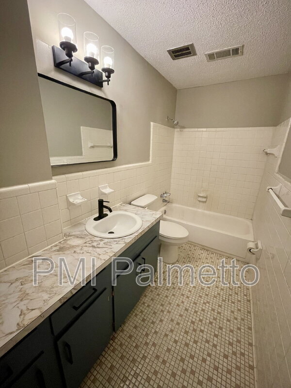 Building Photo - 3730 Hickory St