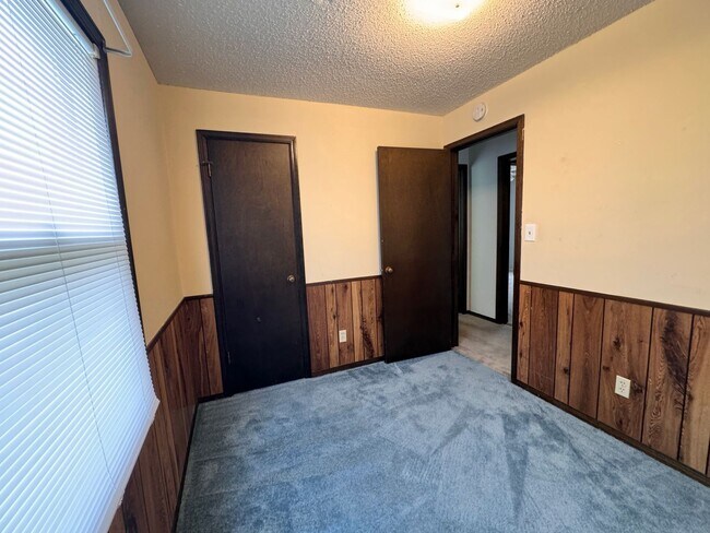 Building Photo - 3 bed 1 bath, Small Town Living!