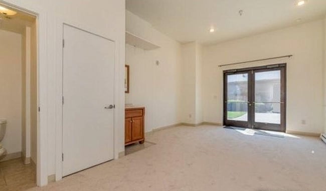 Building Photo - 2 Bed, 2.5 Bath Townhouse with 330+ Sq Ft ...