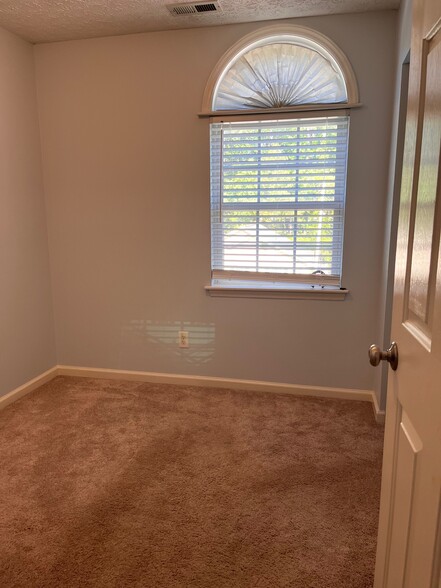 Building Photo - 2720 Midway Park Ct