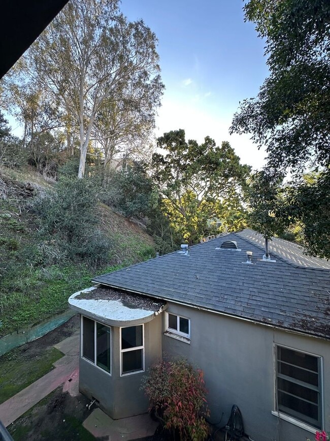 Building Photo - 505 W Maple St