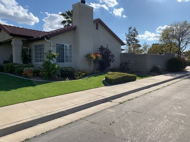 Building Photo - 3-Bedroom Home on Corner Lot in Quiet Northwest Bakersfield Cul-de-Sac