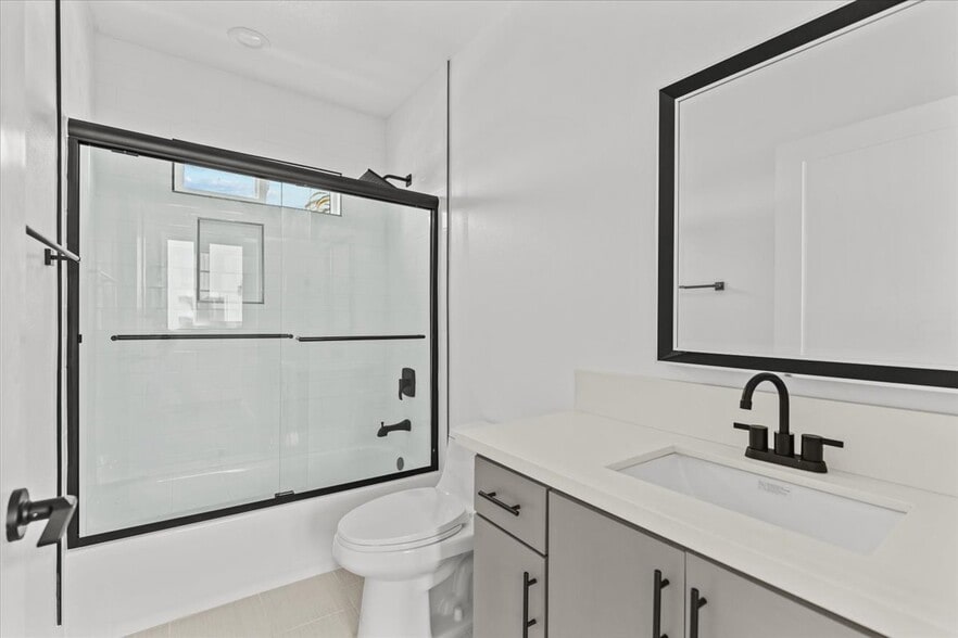 Building Photo - 860 N Hudson Ave