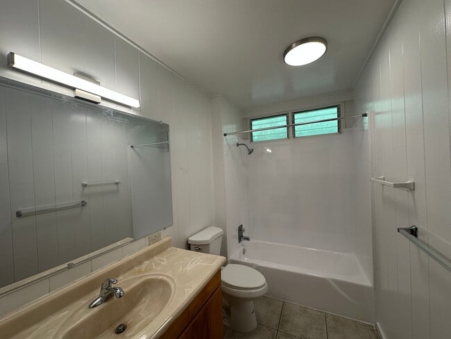 Building Photo - 929 Maniniholo St