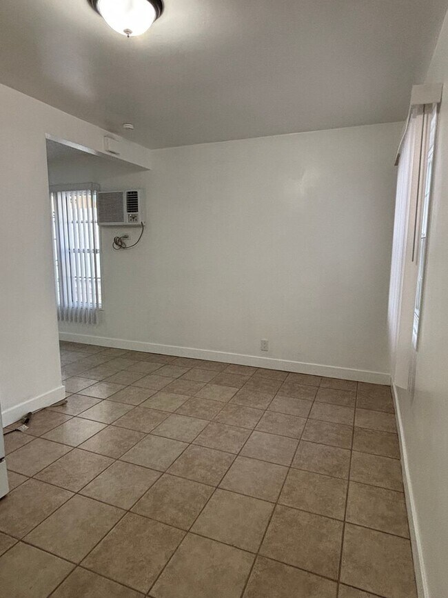 Building Photo - Charming 2 Bedroom Long Beach Apartment - Close to PCH!