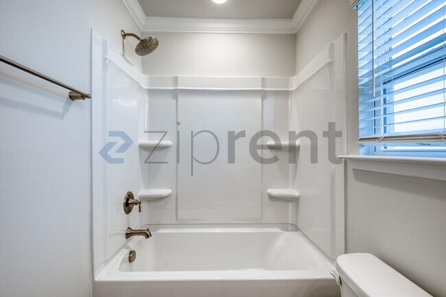 Building Photo - 1467 Hasse Ave