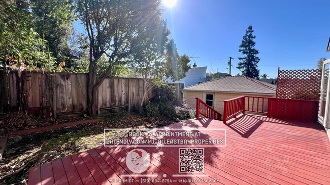 Building Photo - Spacious 2 bedroom Home w/ Backyard, Garage, and pet friendly!