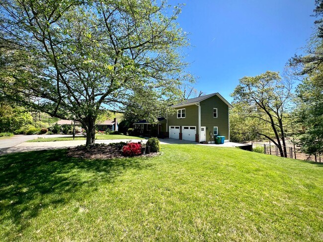 Building Photo - Beautifully Updated Home!  Fenced Yard!