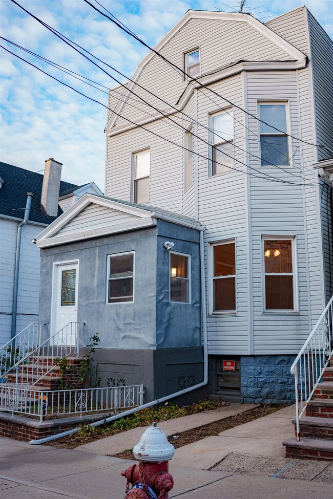 Building Photo - 66 46th St