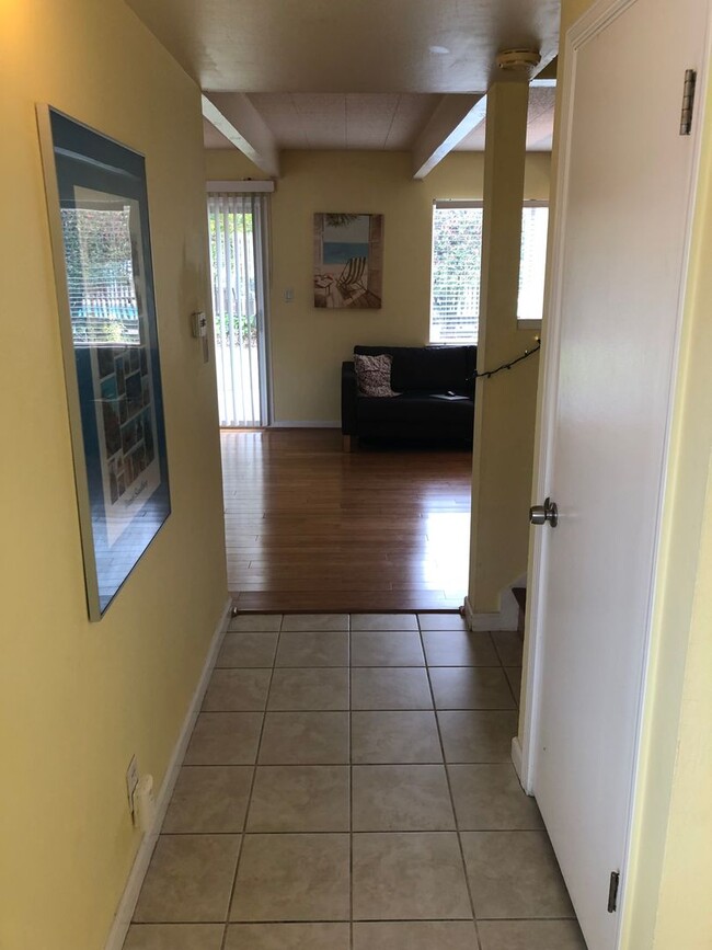 Building Photo - 3 Bed/ 2 Bathroom House in Santa Cruz
