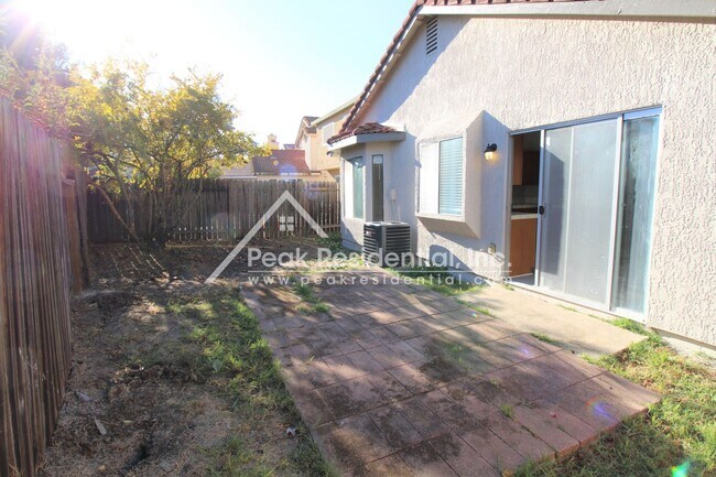 Building Photo - Updated 3bd/2ba Home near Cosumnes River College
