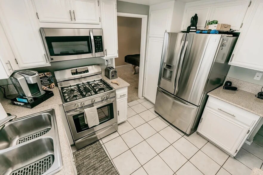 Building Photo - 15656 Carrousel Dr