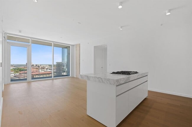 Primary Photo - 313 W 17th St