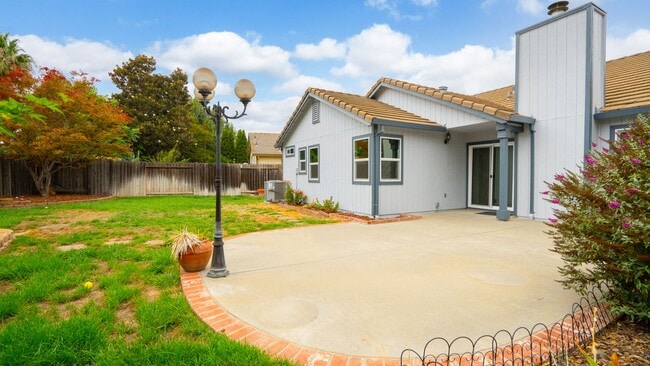 Building Photo - Charming 3 bedroom home in Pheasant Run