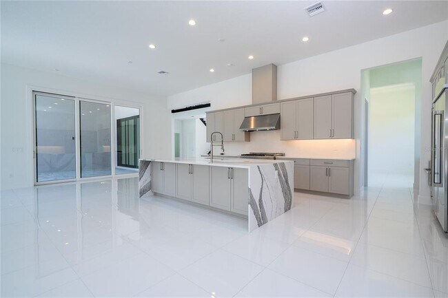 Building Photo - 16044 Pendio Dr