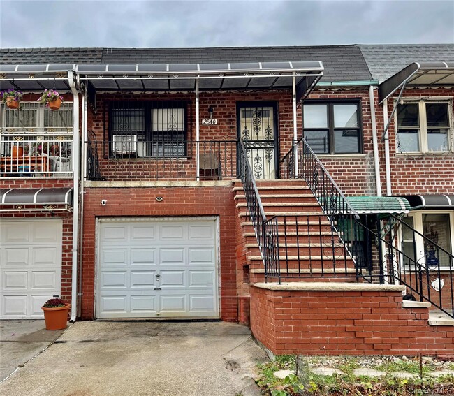 Primary Photo - 25-40-40 77th St