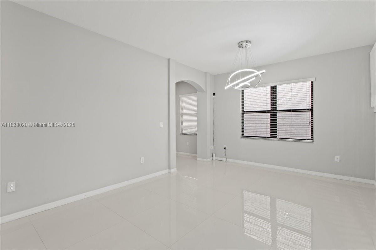 Building Photo - 635 NE 191st Ter