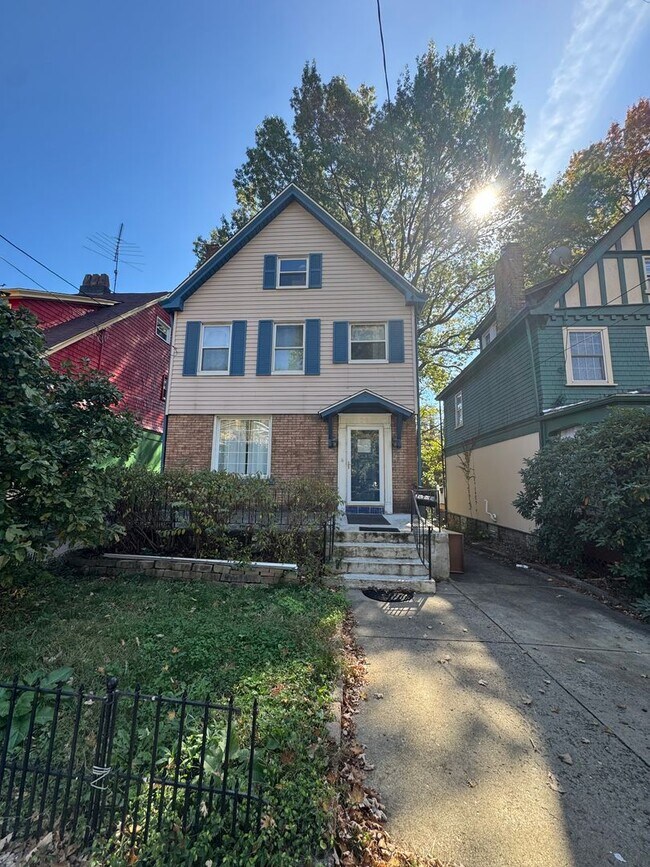 Primary Photo - 5 Bedroom 2.5 Bath in Squirrel Hill