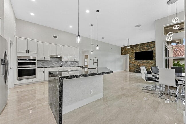 Building Photo - 20094 W Key Dr