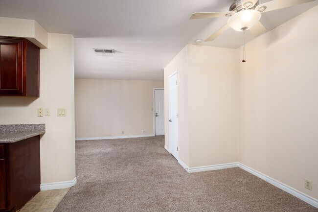Building Photo - Guard gated SW community with easy Strip a...