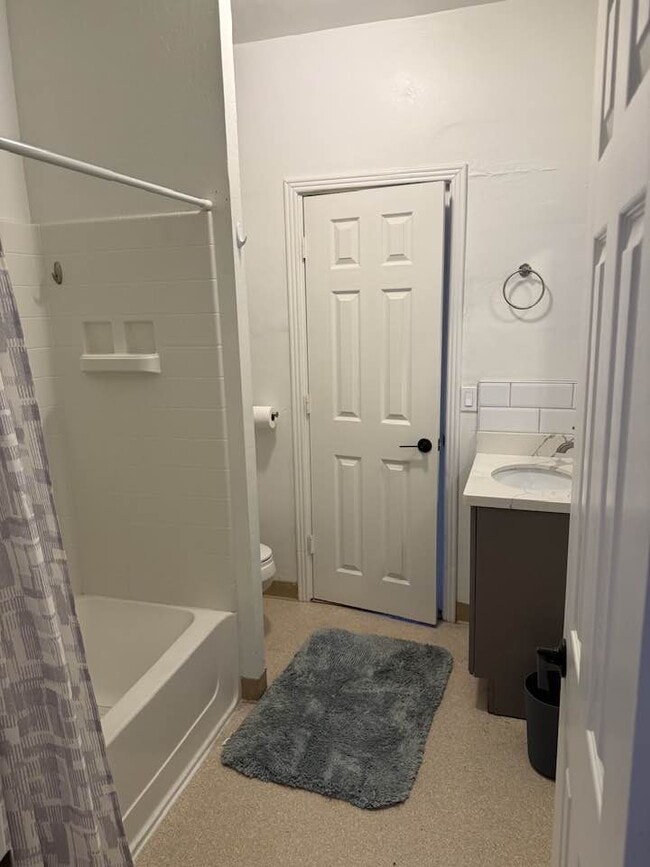 Building Photo - 677 Almond St