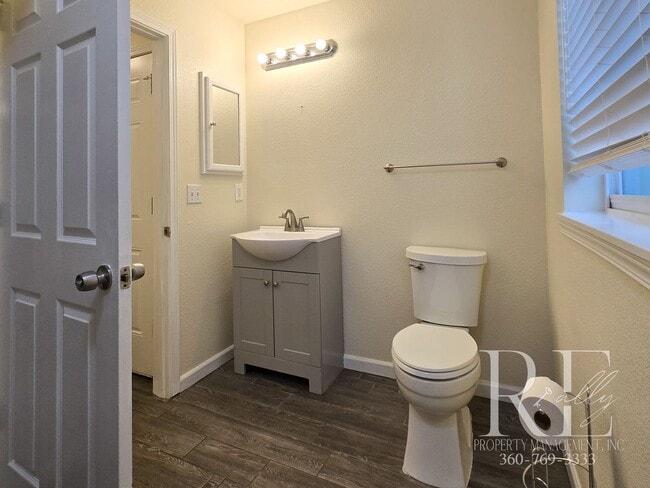 Building Photo - Military Discount: Spacious Bremerton Townhome with Garage & Fenced Yard