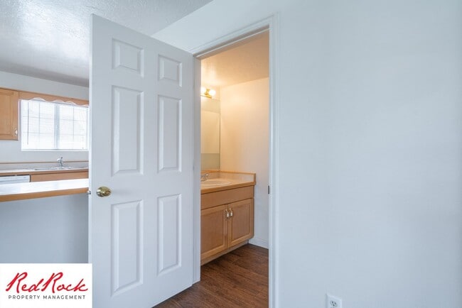 Building Photo - 2 Bedroom Townhome Available