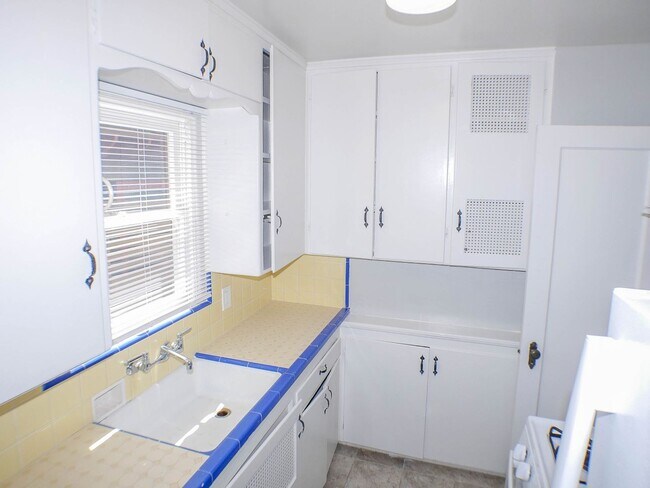 Building Photo - Charming Ocean Beach Home!