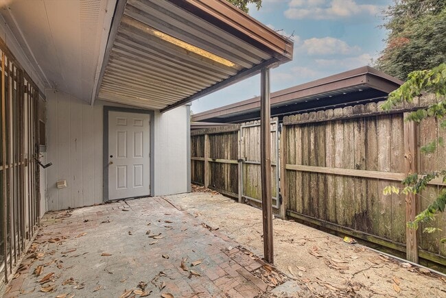 Building Photo - 5867 Village Forest Ct