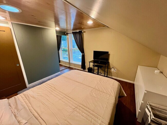 Building Photo - Classic Portland Bungalow