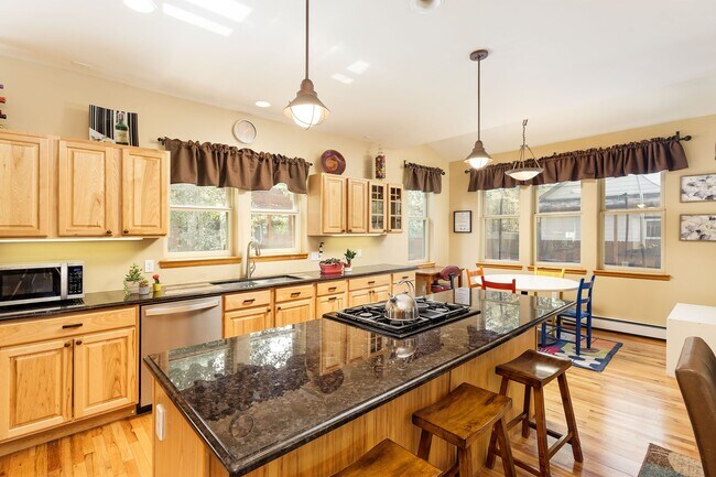 Building Photo - 408 Meadow Ct