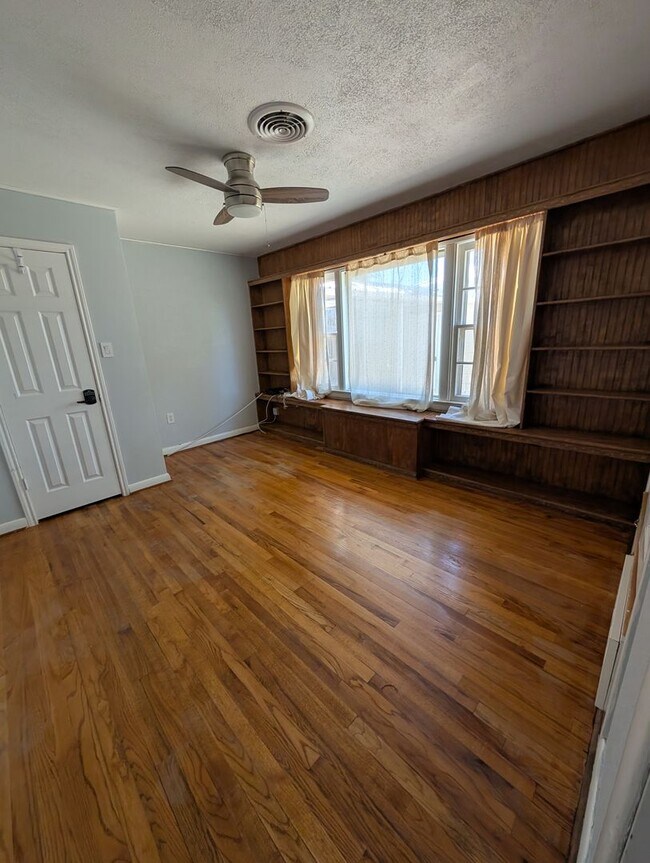 Building Photo - 3 bed 1 bath Pre-Leasing