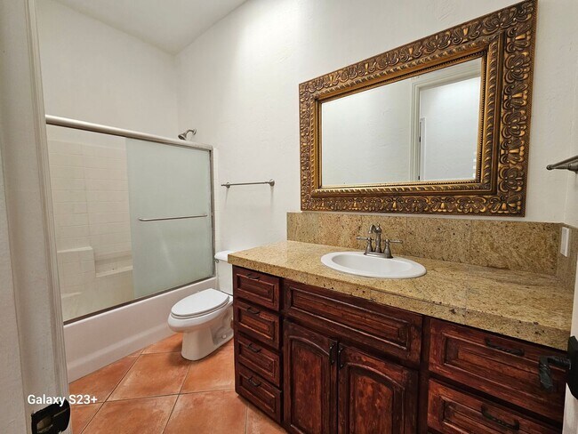 Building Photo - LARGE 3BED/2 BATH IN A COUNTRY CLUB SETTTING