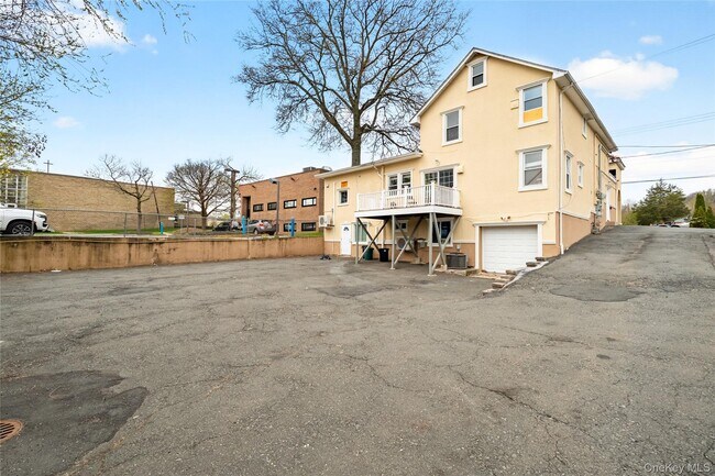 Building Photo - 98 S Main St