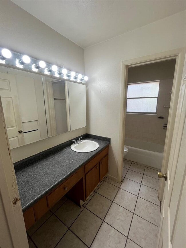 Building Photo - 1002 Hillyer St