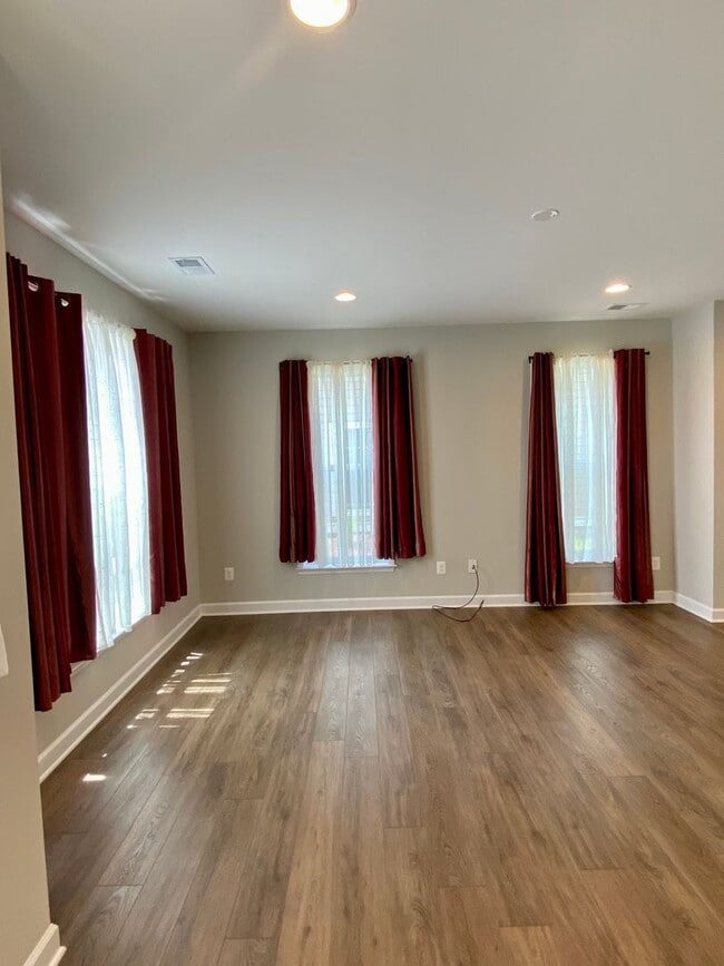 Building Photo - Charming 3-bedroom, 2.5-bathroom Townhouse