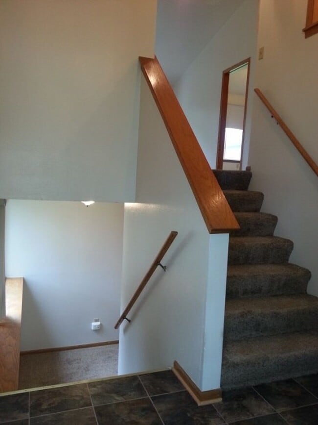 Building Photo - Open Concept 3BD/2.5BA Bi-Level Townhouse