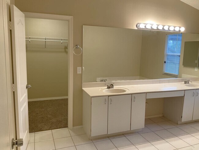 Building Photo - 3733 Lancewood Dr
